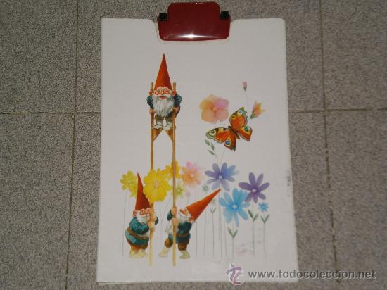 Coleccionismo: CARPETA TAMA&Ntilde;O FOLIO GNOMOS CON PINZA , STAR TOYS ( MADE IN SPAIN ) , A&Ntilde;OS 80 .