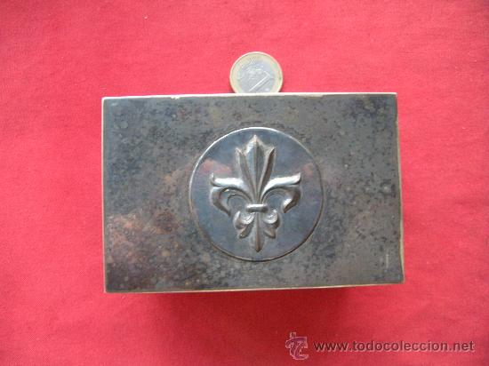 Coleccionismo: LUJOSA CAJA DE TABACO CON FLOR DE LIS Y COCHE - Foto 2