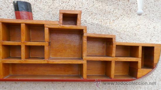 estante de madera en forma de barco con miniatu - Comprar en