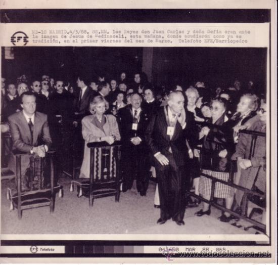 Collecting paper: TELEFOTO DE SUS MAJESTADES JUAN CARLOS Y SOFIA ORANDO AL CRISTO DE MEDINACELI MARZO 1988