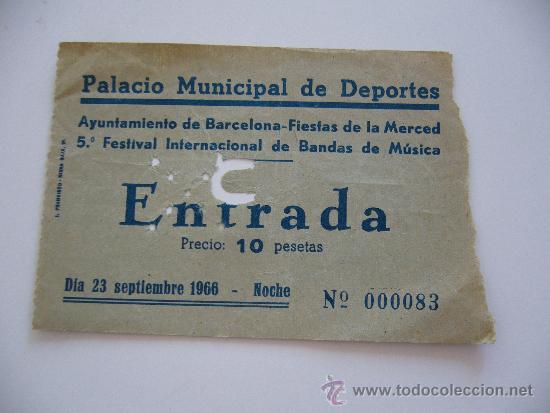 Collecting paper: Entrada al Palacio Municipal de Deportes. Barcelona. A&ntilde;o 1966.