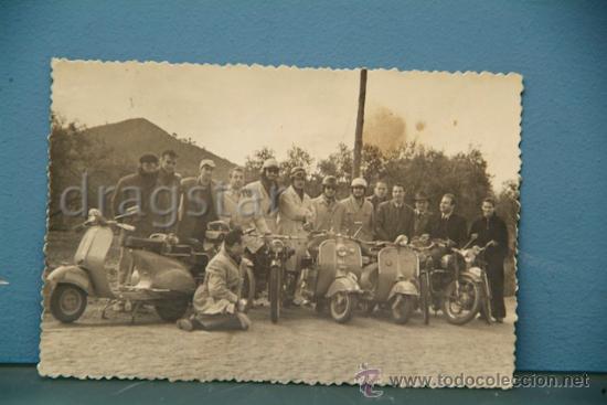 Coleccionismo: GRUPO DE JOVENES DE EXCURSI&Oacute;N CON VESPA EN LA PROVINCIA DE CASTELLON