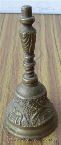 Coleccionismo: CAMPANA de bronce con escenas quijotescas .. Le falta el badajo