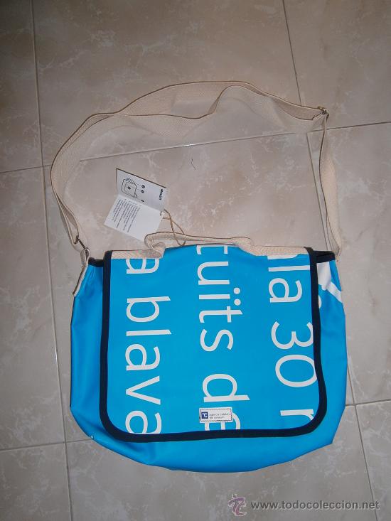 Coleccionismo: CARTERA AZUL CON LETRAS BLANCAS DE PL&Aacute;STICO NUEVA. MALETA / MOCHILA.