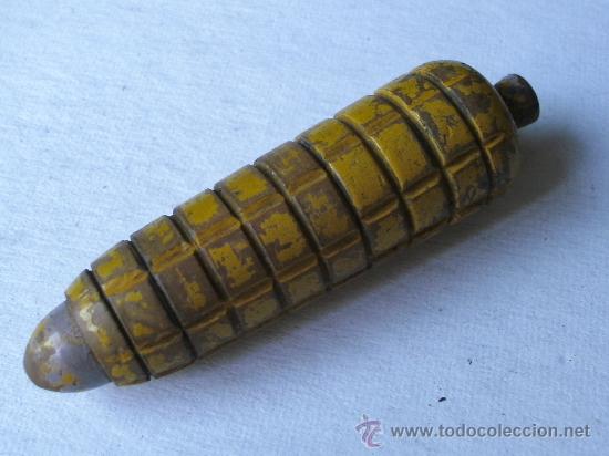 Coleccionismo: alfiletero de madera, tallado, con se&ntilde;ales de edad (7cm aprox)
