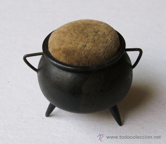 Coleccionismo: peque&ntilde;o alfiletero de ebano en forma de cazuela, con asas de metal (3,5x4cm aprox)