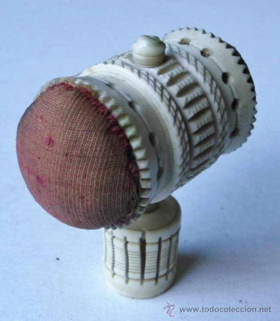 Coleccionismo: antiguo alfiletero de hueso, con rosca en parte inferior (6,5x5cm aprox)