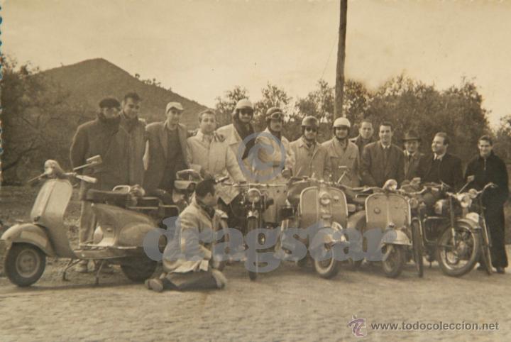 Coleccionismo: GRUPO DE JOVENES CON MOTOS VESPAS, LAMBRETAS EN CASTELLON