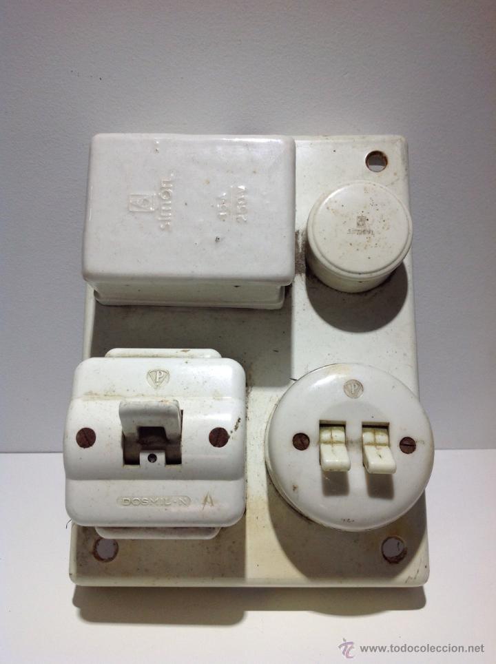 Collezionismo: CUADRO DE LUZ CON INTERRUPTORES Y DOS FUSORES DE PORCELANA ANTIGUOS MODERNISTAS HACIA 1900