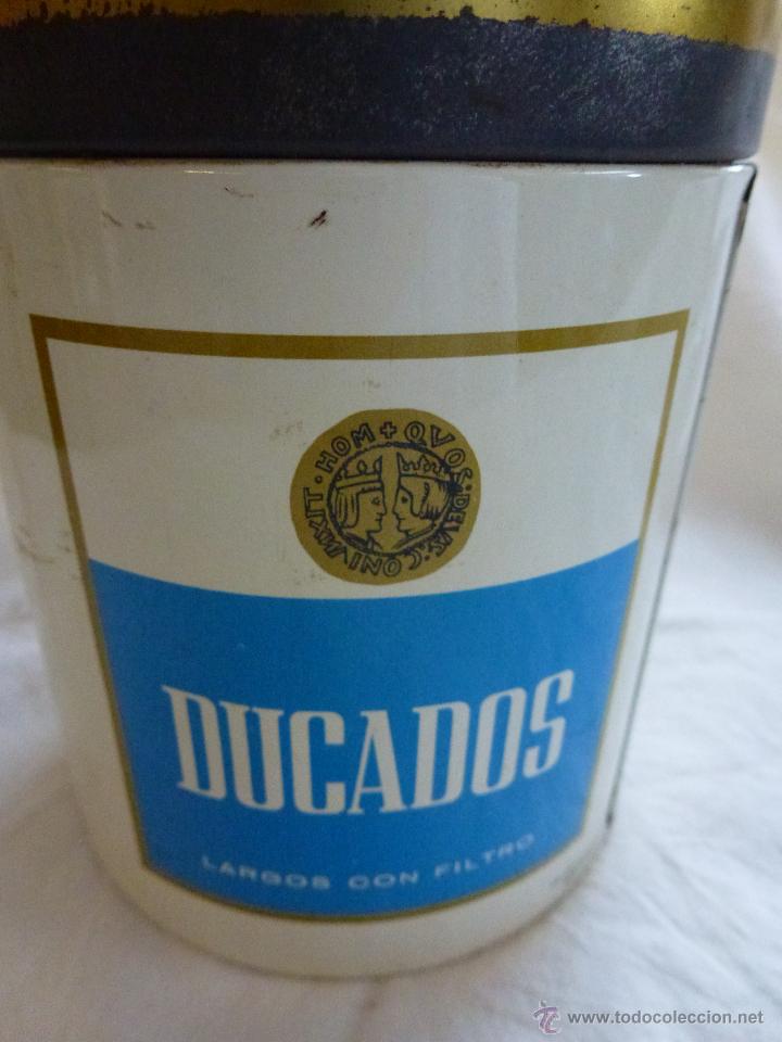 Coleccionismo: Bote de laton para tabaco marca Ducados - Foto 4