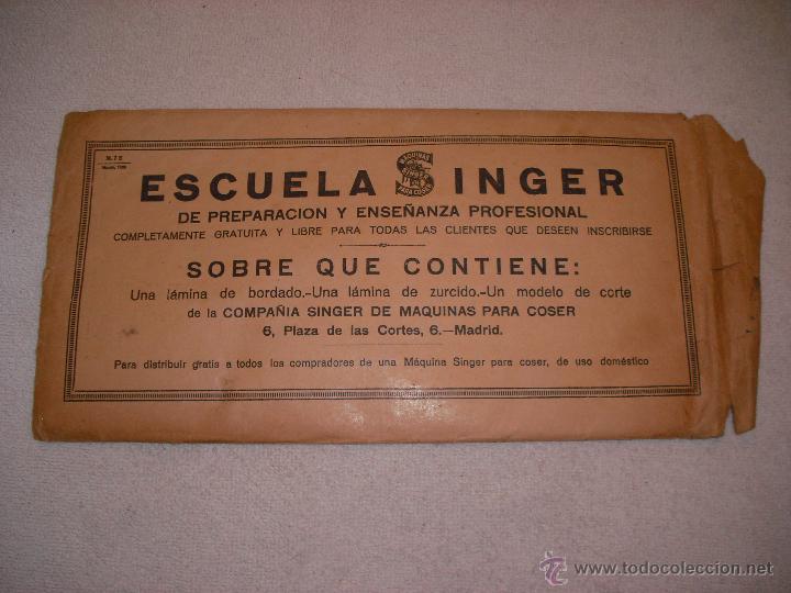 Coleccionismo: SINGER ESCUELA 1928. SOBRE QUE CONTIENE UNA LAMINA DE BORDADO, UNA DE ZURCIDO Y UN MODELO DE CORTE