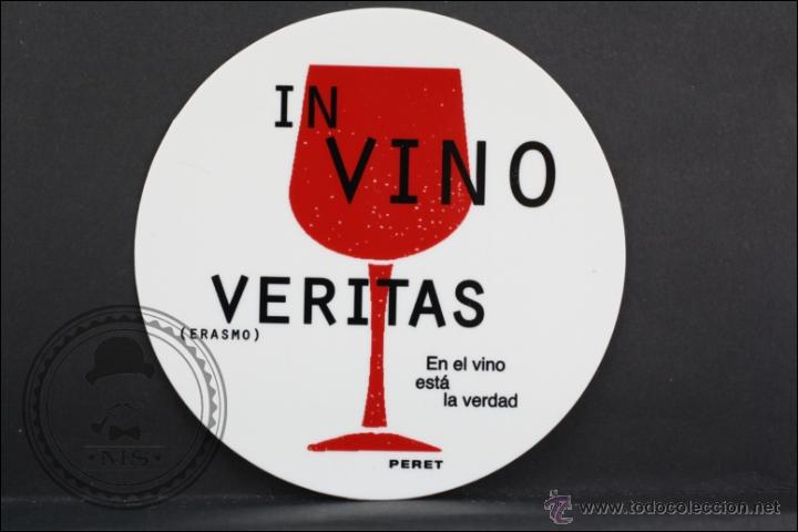 Coleccionismo: Posavasos Publicitario de Pl&aacute;stico - Peret. In Vino Veritas, Erasmo - 9 Cm de Di&aacute;metro