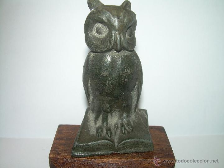 Coleccionismo: ANTIGUA Y BONITA FIGURA...... SOBRE PEANA DE MADERA...BONITA PATINA ANTIGUA.