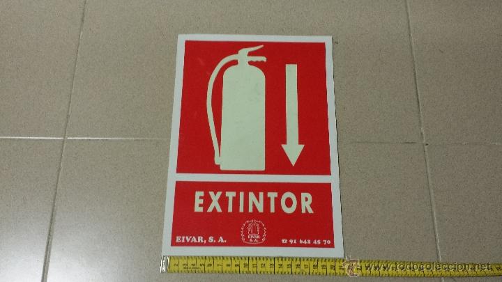 Collecting: SE&Ntilde;AL LUMINESCENTE PLASTICA EXTINTOR MEDIDAS 21 X 30 CM (USADA)