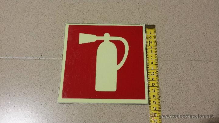 Collecting: ANTIGUA SE&Ntilde;AL DE ALUMINIO  LUMINESCENTE EXTINTOR MEDIDAS 15X15 CM (USADA)