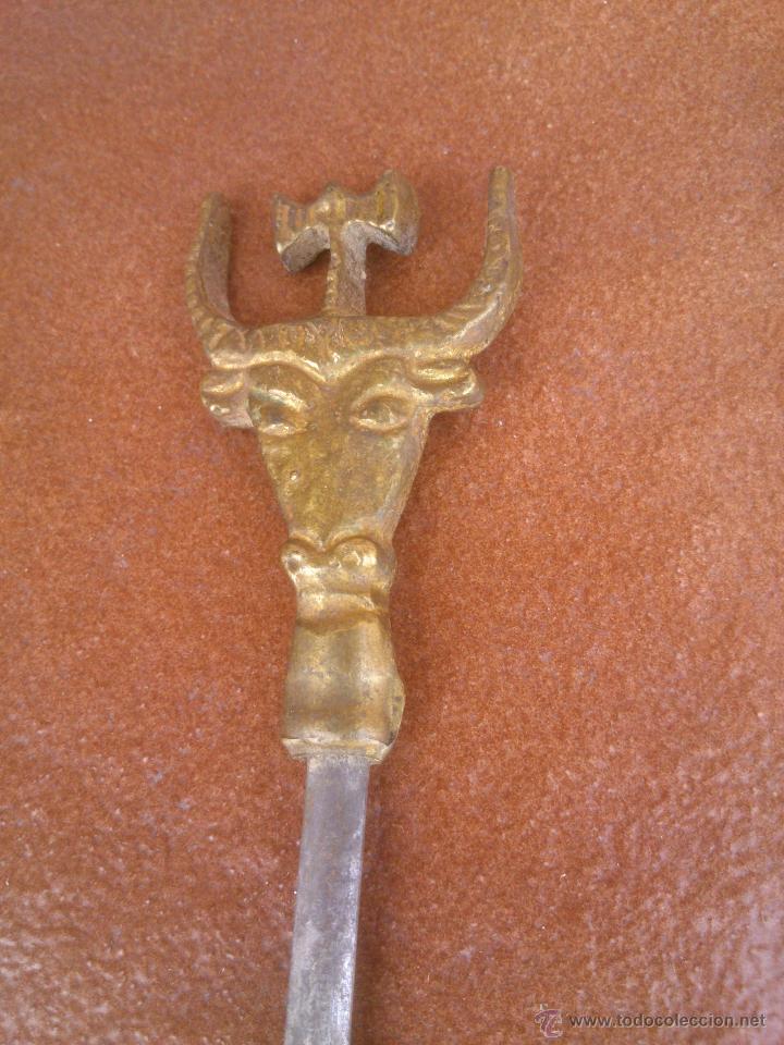 Coleccionismo: RARO PINCHO. CABEZA BRONCE.41CM. - Foto 2