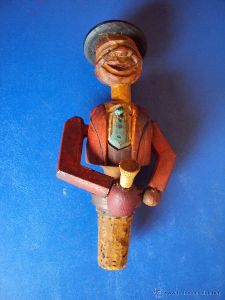 Coleccionismo: (ANT-091)Curioso tap&oacute;n de botella en madera tallado y policromado, con movimiento de brazo y cabeza.