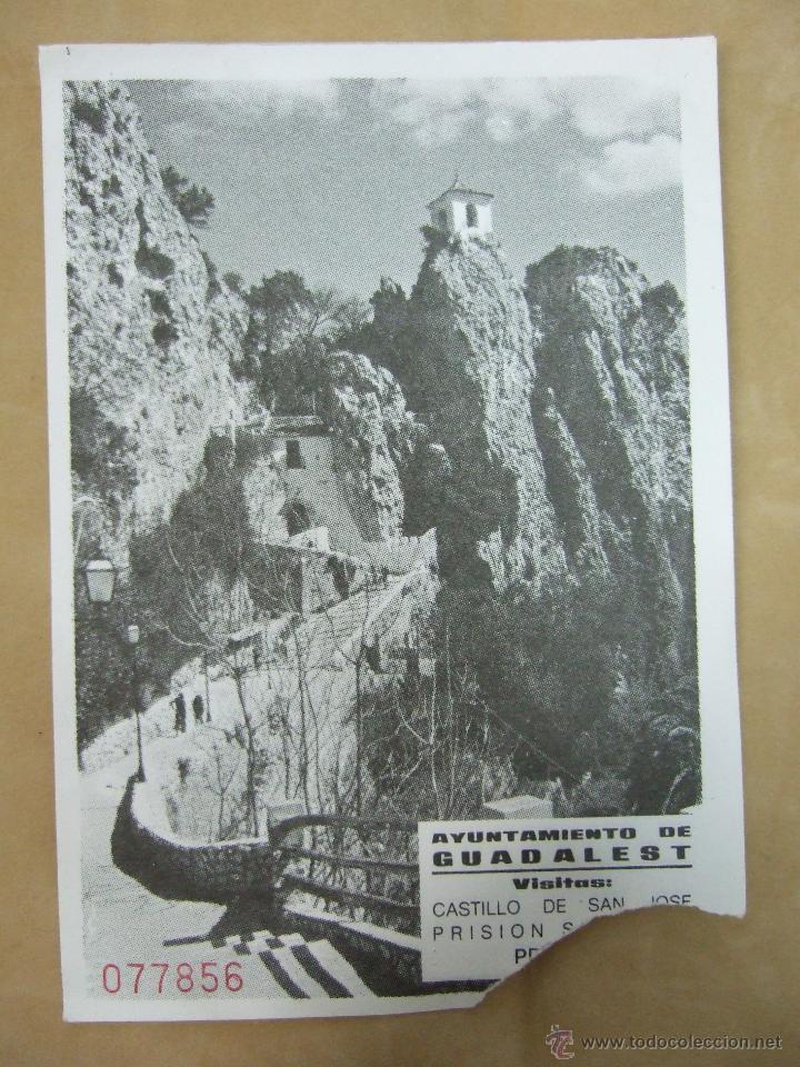 Coleccionismo: AYUNTAMIENTO GUADALEST - ENTRADA PARA VISITAR CASTILLO DE SAN JOSE Y PRISION - 15X10
