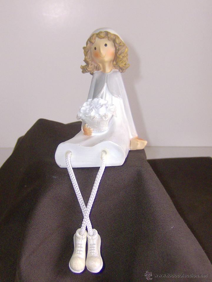 Coleccionismo: FIGURA DE CERAMICA MUJER CON CESTO DE ROSAS. LAS PIERNAS SON CUERDAS.