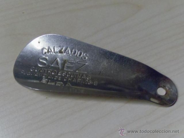 Coleccionismo: Calzador met&aacute;lico con publicidad de Calzados Saez Cuatro Esquinas de Elda