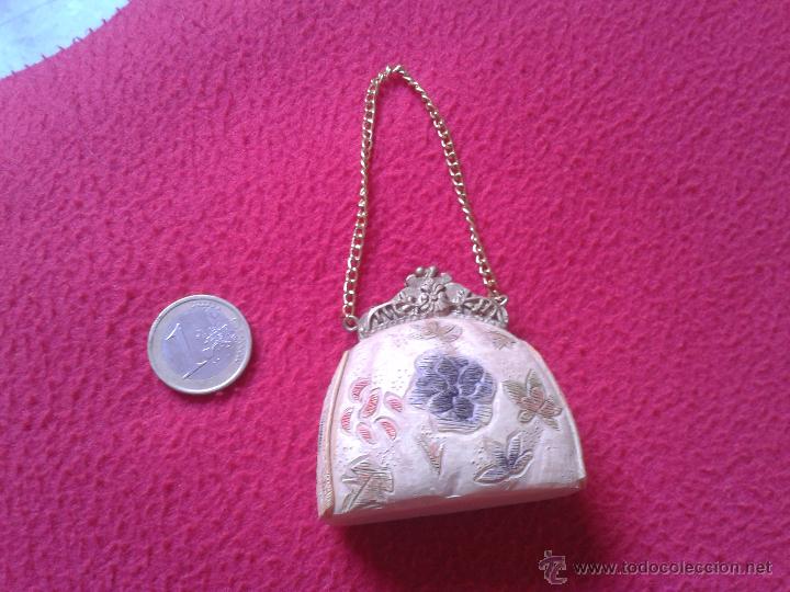Coleccionismo: PRECIOSO PEQUE&Ntilde;O BOLSO EN MINIATURA DE CERAMICA, TERRACOTA, MARMOLINA O SIMILAR CON SU CADENA IDEAL
