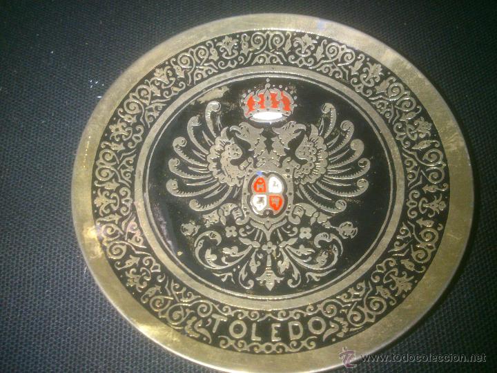 Coleccionismo: PLATO DE METAL ANTIGUO.