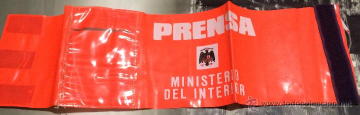 Coleccionismo: Brazalete de prensa original, autorizaci&oacute;n del Ministerio de Interior de Franco. Bolsillo para carn&eacute;