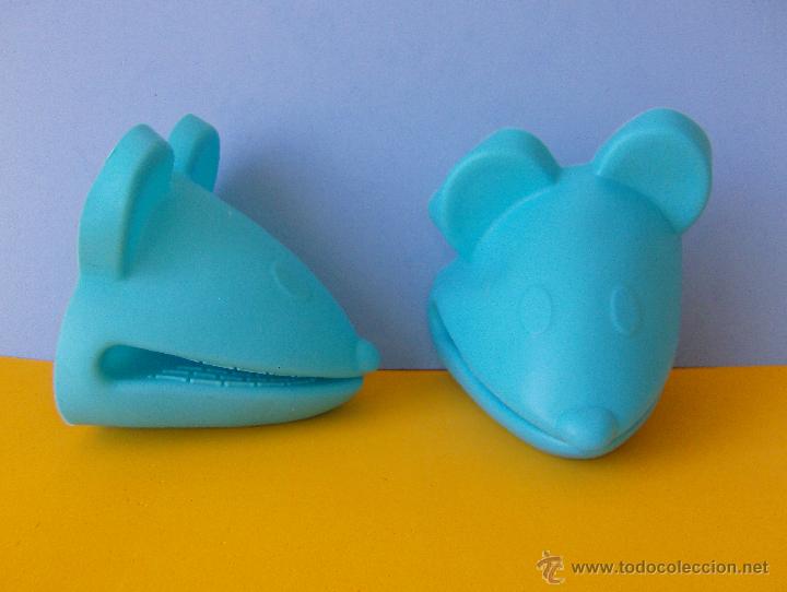 Coleccionismo: JUEGO DE DOS ASAS O AGARRADORES DE SILICONA EN FORMA DE RATON