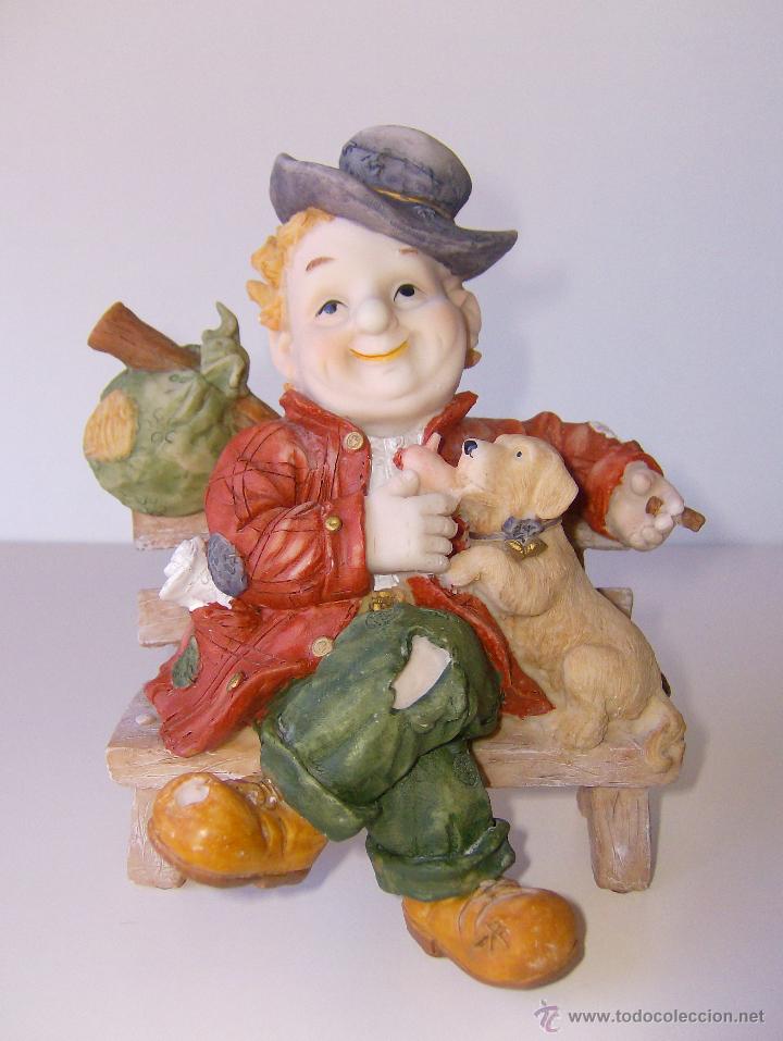 Coleccionismo: FIGURA VAGABUNDO SENTADO EN BANCO CON PERRO, HATILLO Y SOMBRERO.