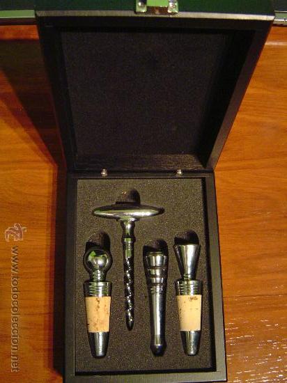 Coleccionismo: JUEGO DE SACACORCHOS CON TRES TAPONES, EN UN HEMOSO ESTUCHE,