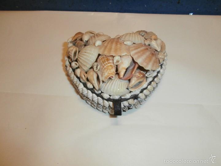 bonito joyero con conchas en forma de corazon