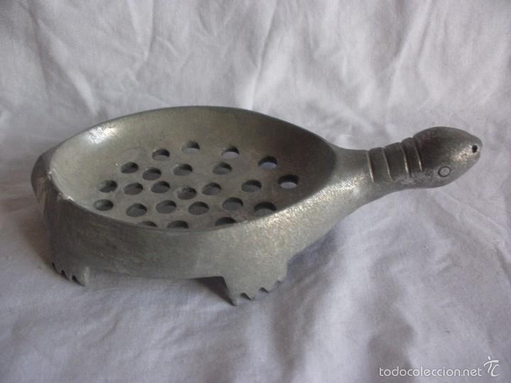 Coleccionismo: ANTIGUA TORTUGA JABONERA PARA LAVABO DE METAL, pasta jabon