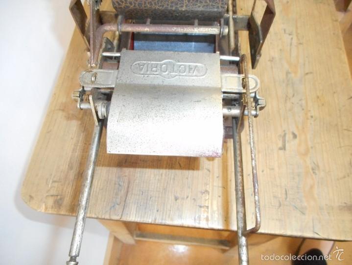 Coleccionismo: M&aacute;quina de liar tabaco Victoria - Foto 4