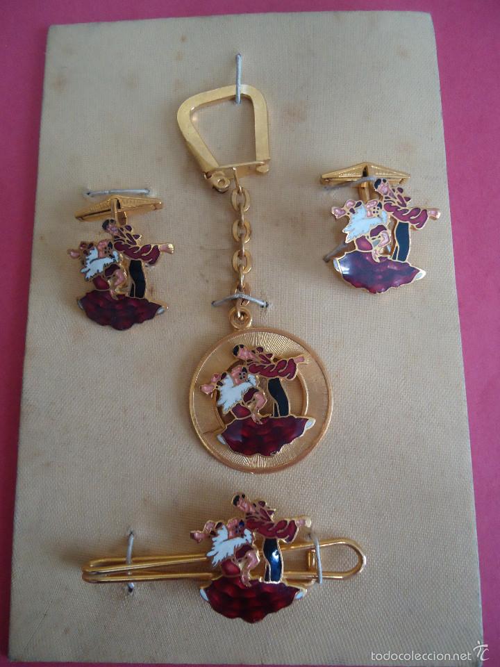 Sammeln: CONJUNTO DE LLAVERO, GEMELOS Y PISACORBATAS CON MOTIVOS ANDALUCES.A&Ntilde;OS 70. NUEVO.--- R