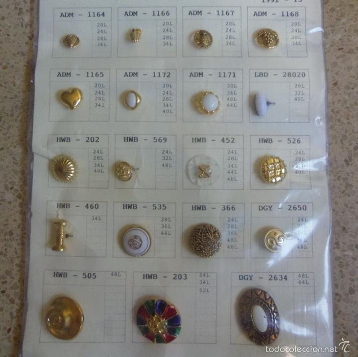 Coleccionismo: Hoja cat&aacute;logo muestrario de 19 botones button distintos