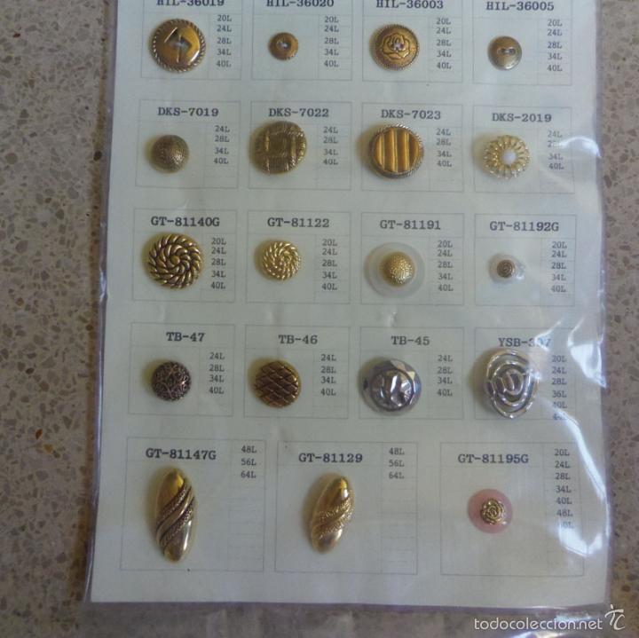 Coleccionismo: Hoja cat&aacute;logo muestrario de 19 botones button distintos
