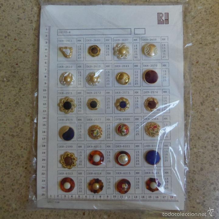 Coleccionismo: Hoja cat&aacute;logo muestrario de 24 botones button distintos