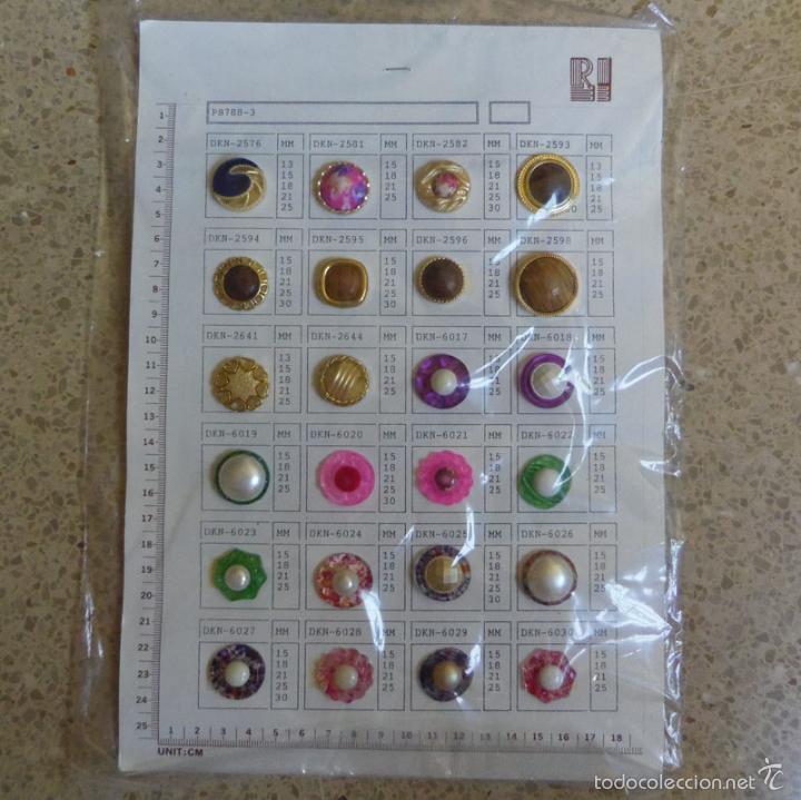 Coleccionismo: Hoja cat&aacute;logo muestrario de 24 botones button distintos