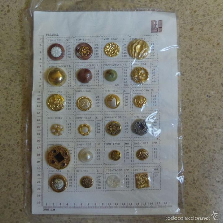 Coleccionismo: Hoja cat&aacute;logo muestrario de 24 botones button distintos