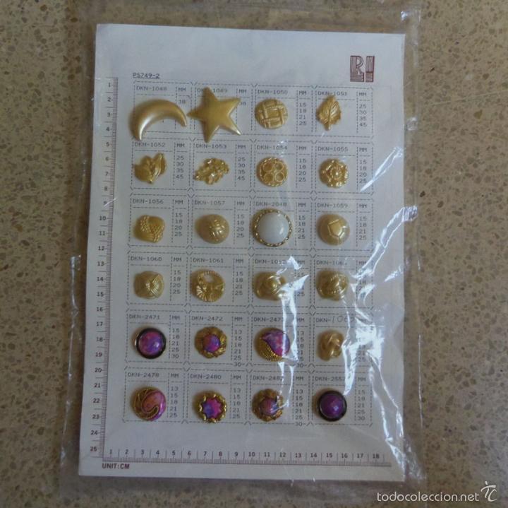 Coleccionismo: Hoja cat&aacute;logo muestrario de 24 botones button distintos
