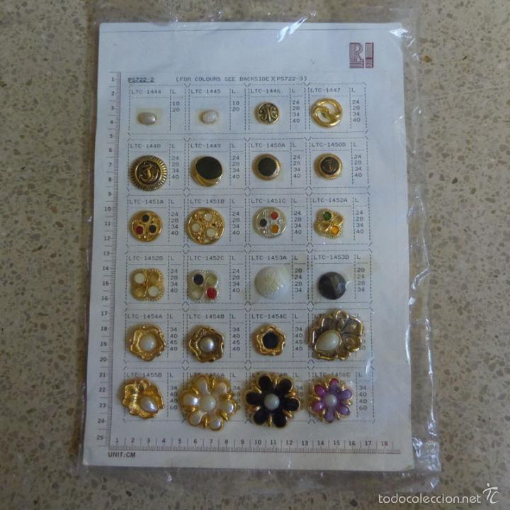 Coleccionismo: Hoja tipo cat&aacute;logo o muestrario de 24 botones button distintos