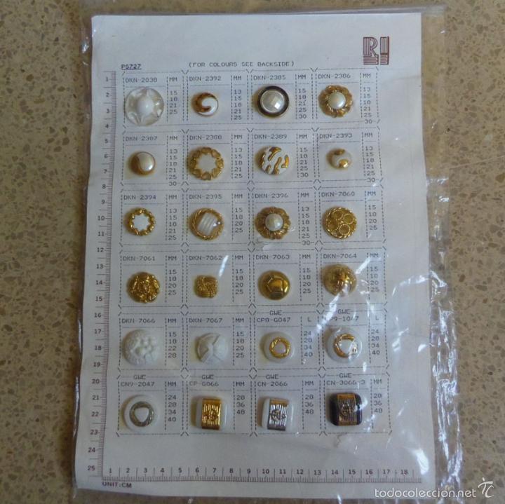 Coleccionismo: Hoja cat&aacute;logo muestrario de 24 botones button distintos