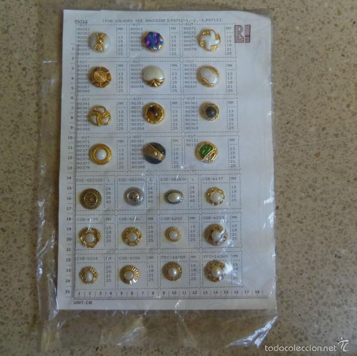 Coleccionismo: Hoja cat&aacute;logo muestrario de 24 botones button distintos