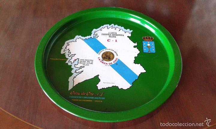 Collecting: Antigua bandeja de la conservera 'Onza de Oro. S.L.' Letra del himno gallego por la parte de atr&aacute;s.