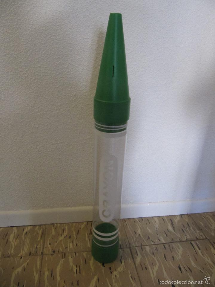 Coleccionismo: GRAN HUCHA EN FORMA DE LAPIZ CRAYON 80 CM 1988 DISPONIBLE EN AZUL Y VERDE IDEAL DECORACION