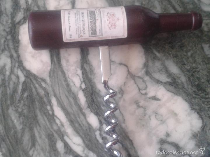 Coleccionismo: original sacacorchos en forma de botella