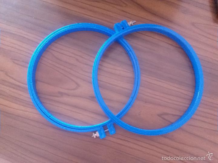 Collecting: 2 BASTIDORES AZULES DE PL&Aacute;STICO. 18 CM. DE DI&Aacute;METRO. SIN USAR
