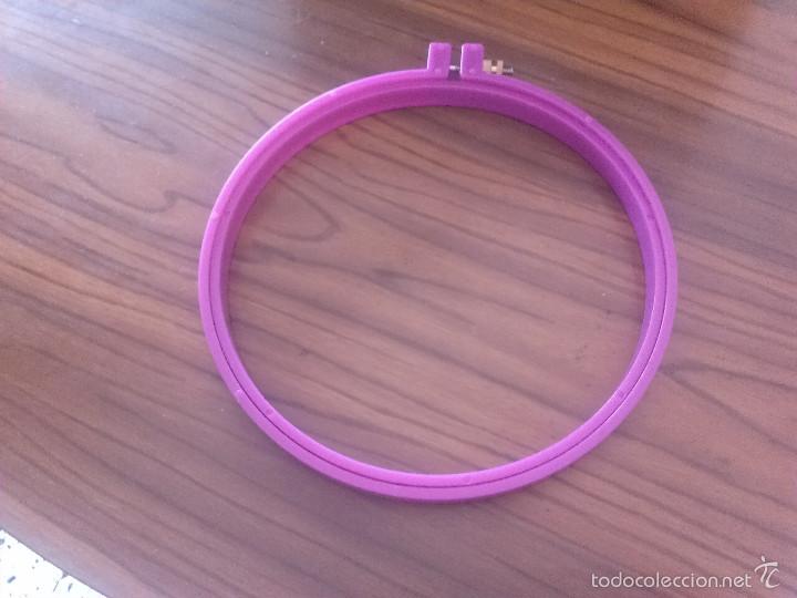 Collecting: BASTIDOR MORADO DE PL&Aacute;STICO. 18 CM. DE DI&Aacute;METRO. SIN USAR