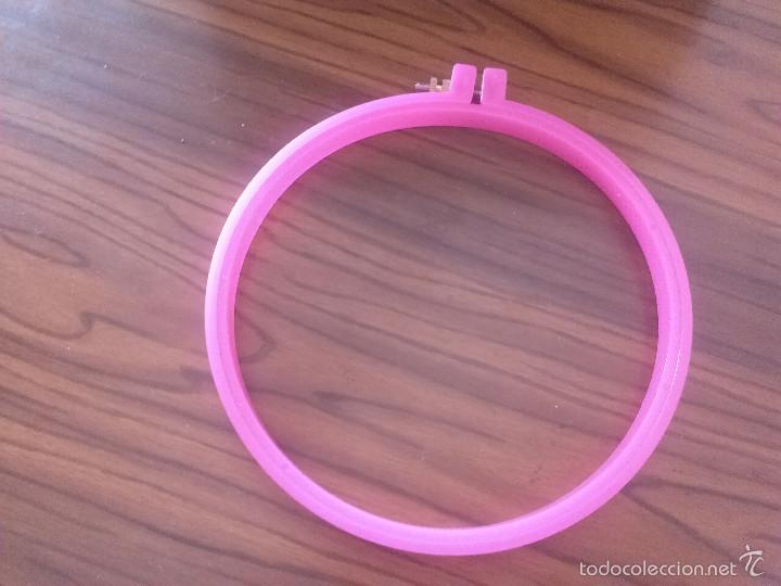 Collecting: BASTIDOR ROSA DE PL&Aacute;STICO. 18 CM. DE DI&Aacute;METRO. SIN USAR