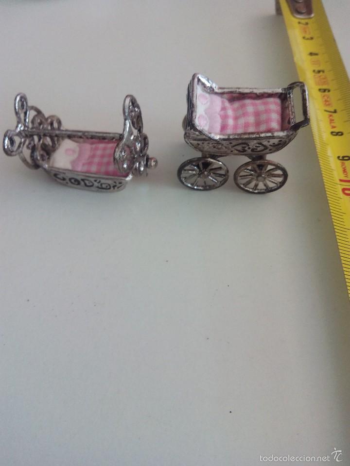 Coleccionismo: Cochecito y cuna miniatura de metal - Foto 1